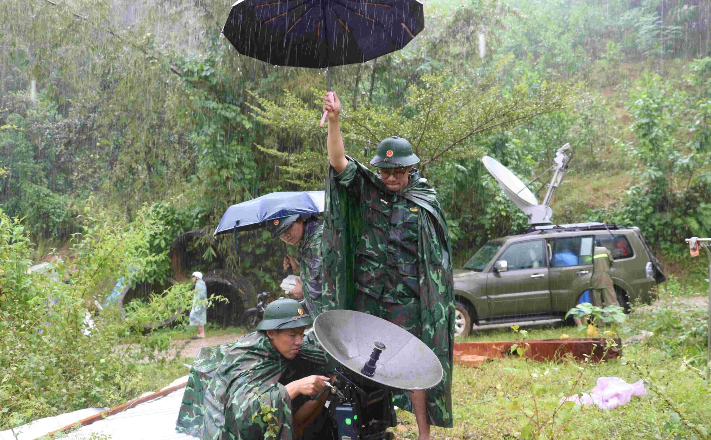 部队在雨中奋战,从坍塌区特拉连恢复通信